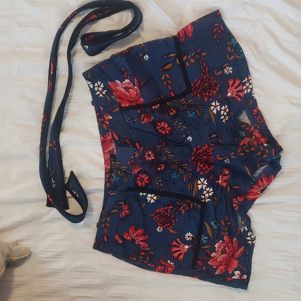 LOFT size 6 Retro Floral Print Shorts with Tie Belt